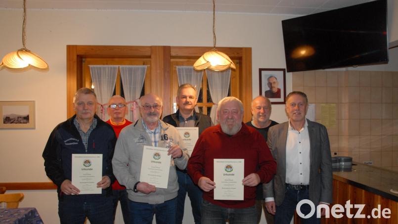 Die Schmidmühlener Sportschützen ehren langjährige Mitglieder (von links): Erwin Koller, Gauschützenmeister Heinrich Fraunholz, Günther Schmid, Reinhard Höfler, Robert Rauch, Schützenmeister Josef Popp und Dritter Bürgermeister Mathias Huger. Bild: pop