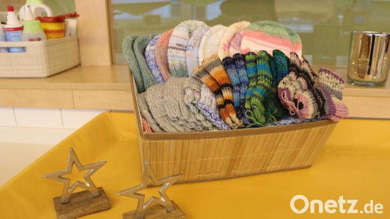 Ein Teil der Socken und Mützen aus der aktuellen Spende der Mitterteicher Strickgruppe. Bild: Klinikum Fichtelgebirge/exb