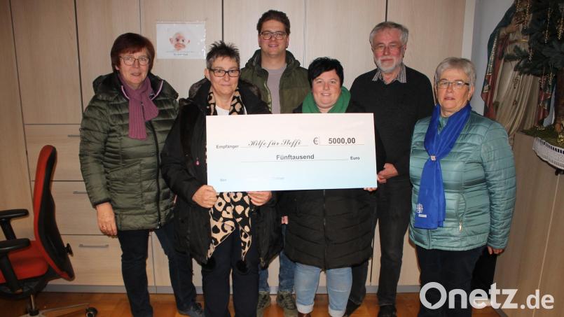 6.800 Euro Spenden kann Stadtpfarrer Edmund Prechtl an die verunglückte Stefanie Dötsch weiterleiten. 5.000 Euro hatte die Initiatorin Karin Birkner (Zweite von links mit Praxismitarbeiterin Simone Friedrich/Dritte von rechts) mitgebracht), wozu noch 100 Euro der Mutter-Kind-Gruppe &quot;Mini-Pressather&quot; kamen. 900 Euro brachte Frauenbundvorsitzende Christine Pfeiffer, 700 Euro Simon Schmidt von der DJK und 100 Euro Cilla Helm vom Strickkreis mit (Erste, Vierter und Sechste von rechts). Bild: bjp