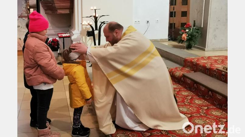Pater Felix Meckl erteilt allen Kindern den Segen auf Augenhöhe. Bild: gz