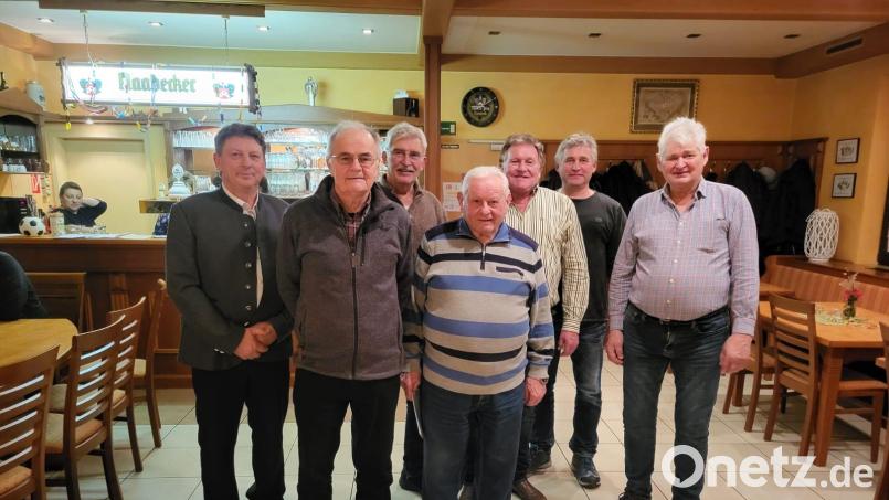 Nach Wahl und Ehrung zeigt das Bild (von links) Zweiten Bürgermeister Andreas Altmann, Kassier Josef Schimmer, Jagdpächter Manfred Röhl, Kassenprüfer Johann Maunz, Jagdpächter Erich Bücherl, zweiten Vorsitzenden Gerhard Schmidl und Jagdvorsteher Johann Schmidl. Bild: Christoph Ries/exb