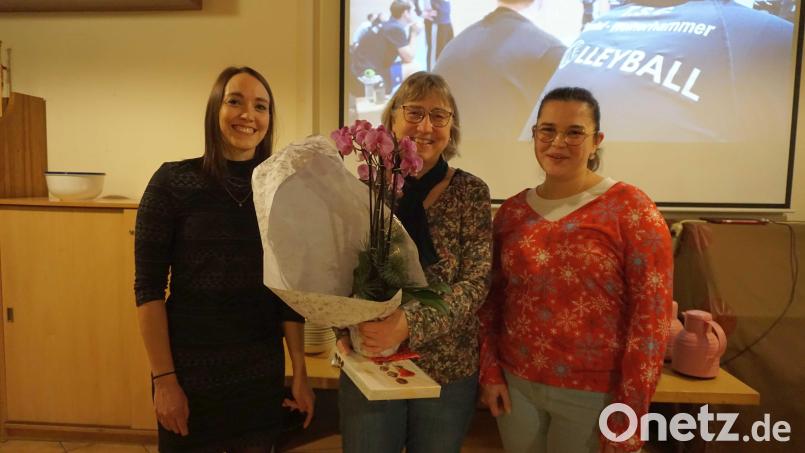 Vorsitzende Carina Götz (rechts) und ihre Stellvertreterin Marina Bayerlein (links) ehren Elfriede Frischmann (Mitte) für ihren jahrzehntelangen Einsatz für die Volleyballabteilung. Bild: Kathrin Hirmer/exb