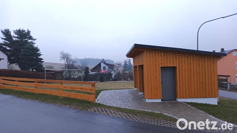 Mit Recht stolz sind die Feilersdorfer auf ihren neu ausgestatteten Spielplatz. Auch beim Bau des Geräteschuppens für die Feuerwehr legte das ganze Dorf mit Hand an. Bild: bjp