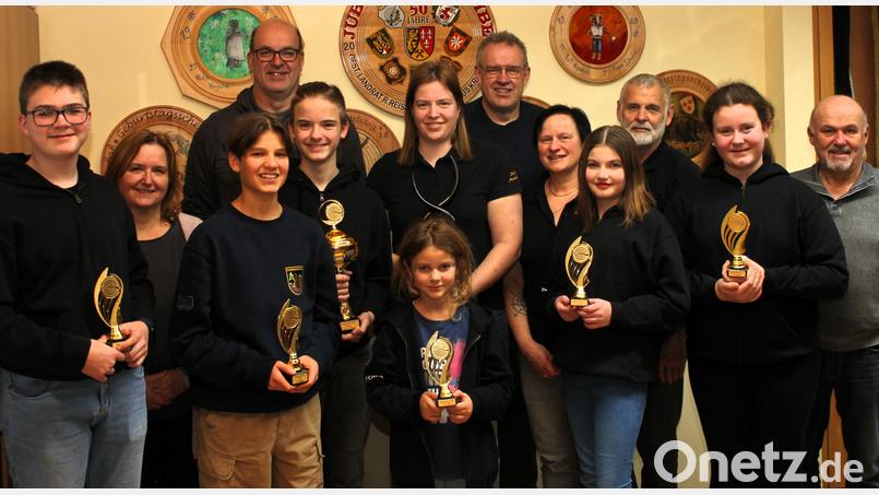 Die Ebermannsdorfer Burgschützen schießen den Vereins- und den Jugendpokal aus. Gewinner sind Stefanie Kryschak (Mitte) und Nicolas Kryschak (links daneben). Bild: wec