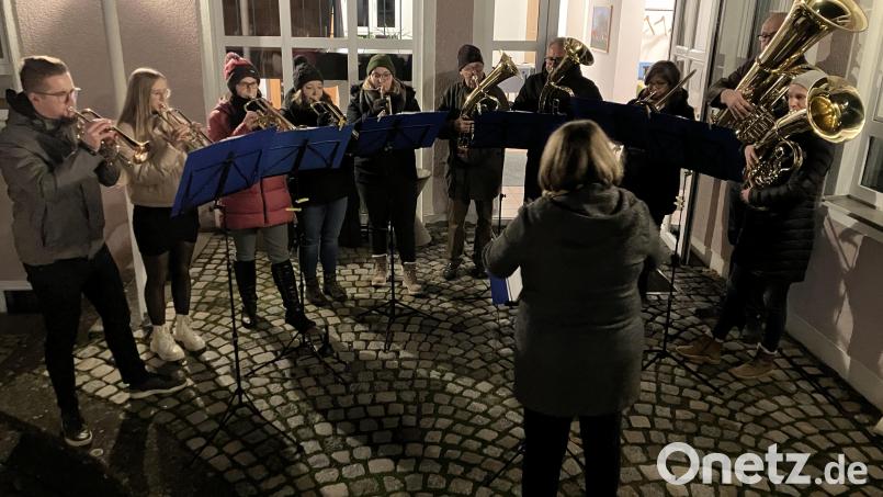 Der Posaunenchor unter Leitung von Katrin Seidl erfreut in Kaltenbrunn zum Jahreswechsel mit Chorälen und Liedern. Bild: bk