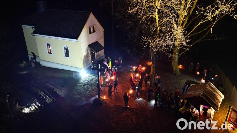 An eine Fackelwanderung zur Gommelbergkapelle schlossen sich eine Andacht und ein Beisammensein mit Speis und Trank an, Bild: Jürgen Dolles/exb