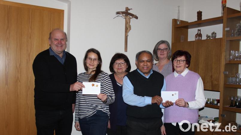 3500 Euro spendete die KAB Tirschenreuth heuer aus dem Erlös des „Kreativen Töpfer- und Weihnachtsmarktes“. Darüber freuten sich (von rechts) Vorsitzende Rita Kraus, Maria Kraus, Pater Yoseph, Christine Röckl, Susanne Lehner vom Hospizdienst und Vorsitzender Thomas Pinzer. Bild: heb/exb