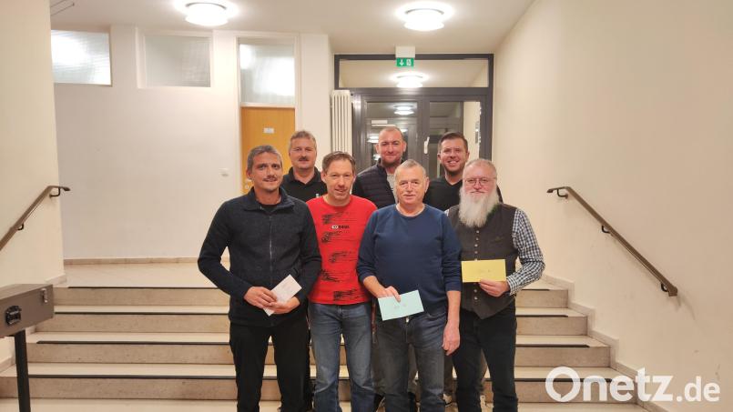 Wolfgang Nickl (Gewinner der Landtagsfahrt) und die drei Erstplatzierten Hermann Bauer, Peter Bachofner, und Wolfgang Gleißner (vorne, von links) freuen sich über ihre Preise ebenso wie Schlusslicht Michael Voit (zweite Reihe, Mitte). Die Vorsitzenden Tobias Forster und Michael Meiler (zweite Reihe) gratulieren. Bild: kki