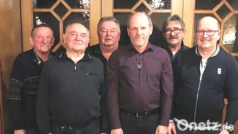 Die Meister 2023 des Brieftaubenvereins Heimatbote Moosbach feiern die Erfolge ihrer fleißigen Tauben: (von links) Erwin Voit, Hans Bäumler, Manfred Kühn, Hans Irlbacher, Josef Huber und Josef Bäumler. Bild: gi