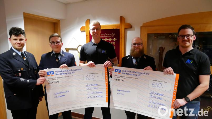 Die Spendenübergabe mit Vertretern von Junger Union, KLJB Kondrau und den beiden Jugendfeuerwehren: (von links) Felix Kubitschek, Leopold Tippmann, Christoph Küspert, Philipp Lenz und Andreas Koch. Bild: flm