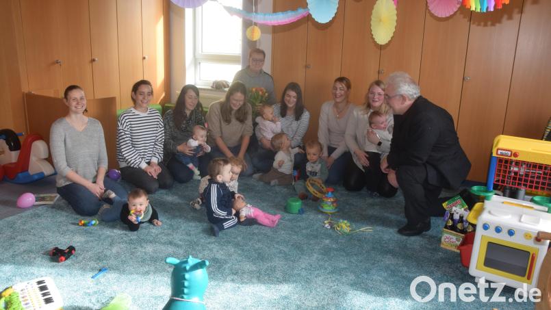 Bürgermeister Rudolf Schopper (rechts) und seine Stellvertreterin Maria Sauer (hinten) übergeben die neuen Räume an die Krabbelkinder und ihre Eltern. Bild: fz