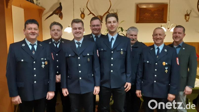 Ehrungen bei der Feuerwehr Namsreuth: (von links) Kommandant Jürgen Renner, Julius Kirsch, Michael Eichenseer, Andreas Pilhofer, Jannik Hilltel, Hans Sperber, Vorsitzender Hans Hiltel und Bürgermeister Jörk Kaduk. Bild: Feuerwehr Namsreuth/exb