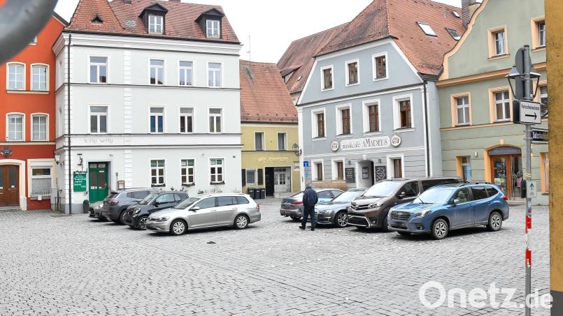 So ist es bisher: Im Winterhalbjahr dürfen Autos auch dort parken, wo im Sommer die Freischankflächen der Gaststätten sind. Bild: Petra Hartl