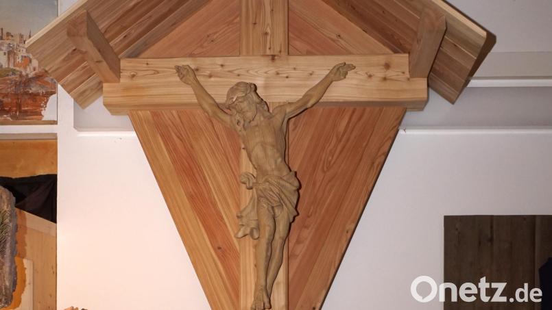 Das neue Kreuz hat seinen Platz heute noch in der Werkstatt der Schnitzerei Schinner in der Weihermühle und wartet darauf, vor dem Transport auf den Poppenberg von der Spenglerei Steinkohl aus Kastl mit Kupferblech eingekleidet zu werden. Bild: bkr