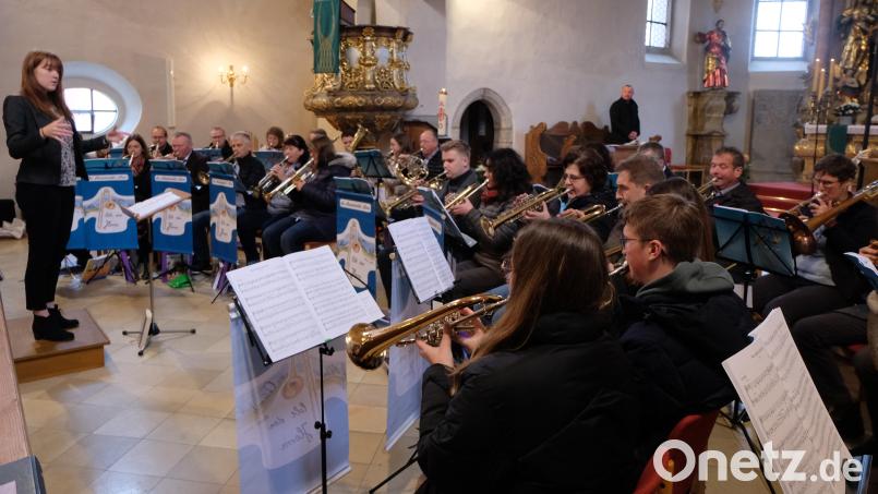 Leiterin Tanja Riedel (stehend) ist bei den Proben mit den Posaunenchor in ihrem Element. Sie hofft, dass viele Interessenten zum Schnuppertag des Flosser Posaunenchores am 15. März kommen. Bild: le