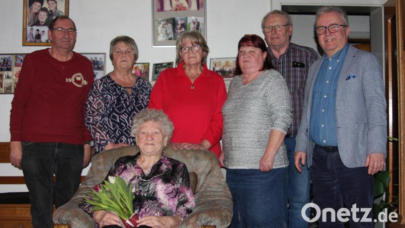 Maria Heindl (vorne) feierte kürzlich ihren 95. Geburtstag. Der Jubilarin gratulierten (von links) Schwiegersohn Josef König, Tochter Gabi König, Tochter Gerda Lang und Schwiegertochter Gerlinde Heindl. Die Glückwünsche der Marktgemeinde Wiesau überbrachte Toni Dutz, im Namen der Siedlergemeinschaft Wiesau gratulierte Gerhard Robl (von rechts). Bild: wro