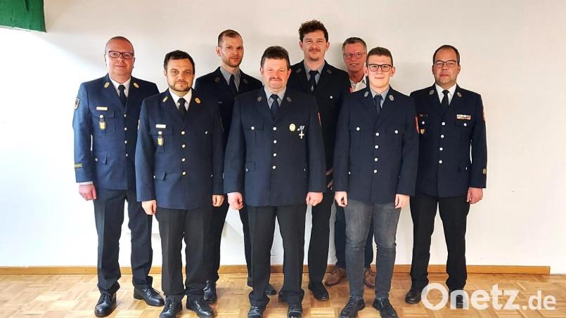Die Feuerwehr Massenricht wählt einen neuen Vorstand (von links): Kreisbrandrat Christoph Strobl, Kreisbrandinspektor Michael Iberer, Schriftführer Hubert Deichl, Zweiter Vorsitzender Thomas Kummer, Erster Vorsitzender Christoph Greiner, Bürgermeister Hermann Falk, Kassier Valentin Rumpler und Kreisbrandmeister Marco Weiß. Bild: fdl
