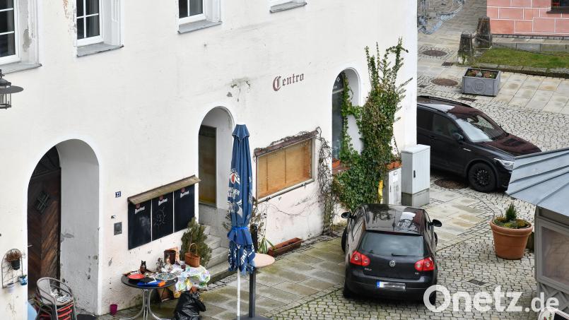 Wo noch im vergangenen Sommer reger Gastro-Betrieb herrschte, steht jetzt Gerümpel vor der Tür: Im &quot;Centro&quot; am Luitpoldplatz in Sulzbach-Rosenberg laufen derzeit die Ausräumarbeiten. Bild: Petra Hartl