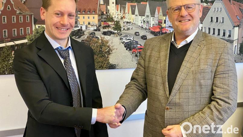 Oberbürgermeister Andreas Feller (rechts) freut sich, dass die Stelle des Stadtkämmerers mit Michael Neidl (links) nachbesetzt werden konnte. Bild: Maria Schuierer, Stadt Schwandorf/exb