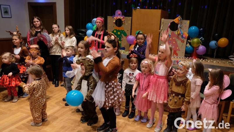 Jung und Alt hatten beim Familiennachmittag der Eltern-Kind-Gruppe und des Frauenbundes am Samstag im Pfarrheim St. Josef ihre helle Freude. Bild: le