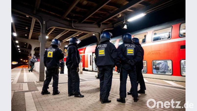 Viele der Fans mussten stundenlang in dem Zug ausharren, bis sie kontrolliert wurden. Bild: dpa