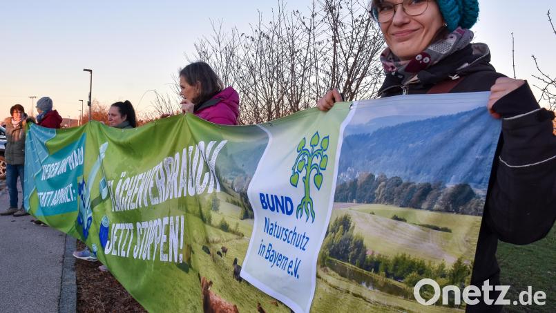 Die IG &quot;Leben statt Asphalt&quot; veranstaltete am Sonntag ein &quot;Laternenfest&quot;, einen stillen Protest gegen die Westumfahrung Kümmersbruck und für Klimaschutz. Bild: Stephan Huber
