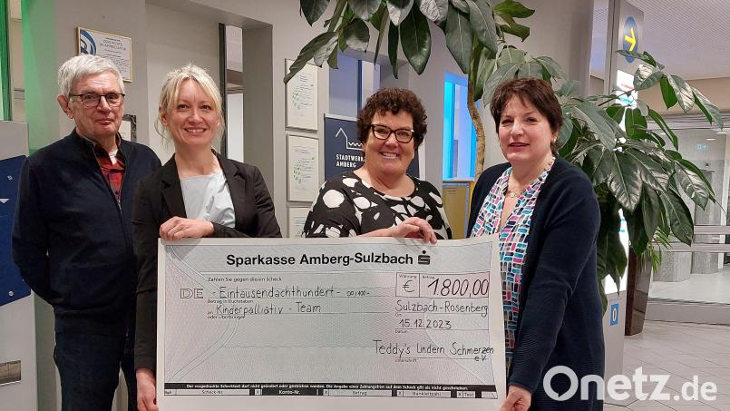 Bei der Spendenübergabe im Klinikum (von links) Karl Siegert, Kassier des ehemaligen Vereins „Teddy’s lindern Schmerzen“, Ramona Kaufmann, Vorsitzende, Karin Borchers vom Kinderpalliativteam und Andrea Haller-Trepesch, Zweite Vorsitzende und Gründerin des Vereins &quot;Teddy&#039;s lindern Schmerzen&quot;. Bild: Klinikum/Fickel/exb