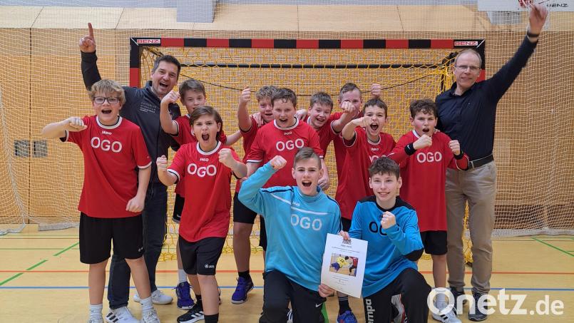 Die Begeisterung über den Titel „Nordbayernmeister“ kennt keine Grenzen. Mit den erfolgreichen jungen Handballern freuen sich ihr Trainer Michael Teplitzky (links) und Schulleiter Ludwig Pfeiffer. Bild: Georg Lang/exb