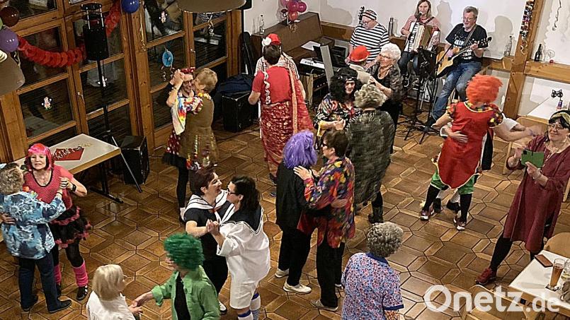 Die Frauen vom Hammerweg waren in bunten Kostümen zum &quot;Weiberfasching&quot; ins Gemeindehaus gekommen. Da durfte auch ein Tänzchen nicht fehlen. Bild: R. Kreuzer