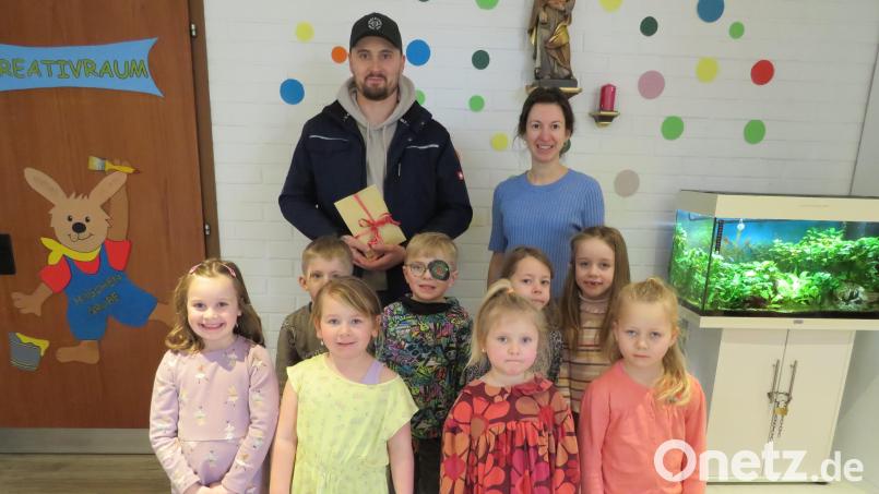 Gemeinsam mit Erzieherin Isabelle Reichl überreichten die Vorschulkinder die Spende an Patrick Bäumler vom Verein Bonsai. Bild: adj