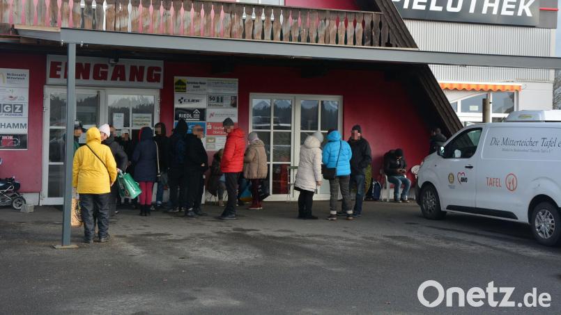 Wöchentlich werden an beiden Ausgabetagen in Mitterteich bis zu 250 Bedarfsgemeinschaften bedient, die am Eingang zur Tafel im Industriegebiet Birkigt geduldig auf Einlass warten. Bild: jr