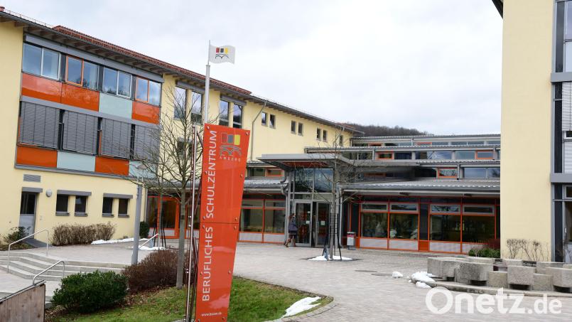 Am Beruflichen Schulzentrum in Amberg sind auch die Fachoberschule (FOS) und die Berufsoberschule (BOS) untergebracht. Vom 26. Februar bis 8. März können sich dort Schüler für das im Herbst beginnende neue Schuljahr anmelden. Archivbild: Petra Hartl