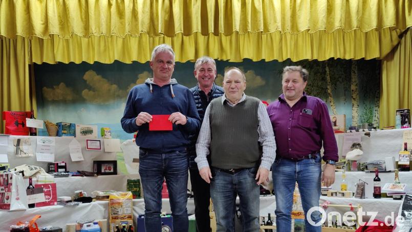 Siegerehrung beim Preisschafkopf des VfB Thanhausen. Im Bild (von links): Hubert Putz, Vorsitzender Josef Hubmann, Heinrich Schiffl und Bernhard Schedl. Bild: VfB Thanhausen/exb