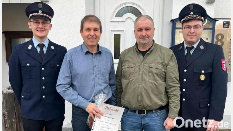 Hans Hutzlers 40-jährige Treue zur Feuerwehr wird mit einer Urkunde gewürdigt. Im Bild (von links): Zweiter Vorsitzender Thomas Forster, Josef Hutzler sen., Bürgermeister Herbert Laubmann und erster Vorsitzender Josef Hutzler. Bild: Feuerwehr Wagnern/exb