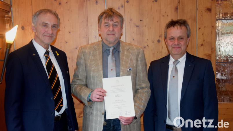 Mit der Verdienstspange in Bronze ehrte der bayerische Landesverband Bayern im Volksbund Deutscher Kriegsgräberfürsorge den Poppenrichter Helmut Richter. Dazu gratulierten ihm Ludwig Nerb vom Volksbund Deutsche Kriegsgräberfürsorge (rechts) und Reservisten-Kreisvorsitzender Bertram Gebhard (links). Bild: bö