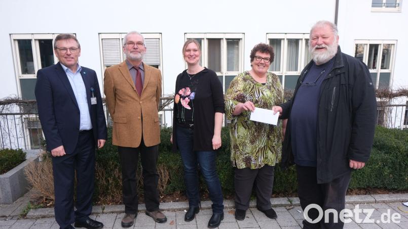 Mit einer Spende in Höhe von 2.000 Euro unterstützt die Loge Septem Fontes die wertvolle Arbeit des Kinderpalliativteams Ostbayern (von links): Krankenhausverwalter Manfred Wendl, Logen-„Ceremonienmeister“ Johannes Witte, Oberärztin Dr. med. Sonja Gromer, Pflegeleiterin Karin Borchers und Ludwig von Stern, Sekretär der Loge Septem Fontes. Bild: usc