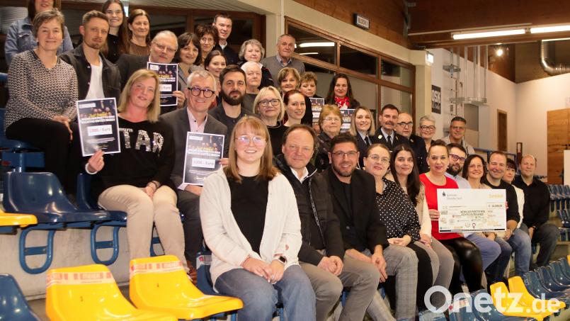 Aus der Region für die Region: Stefanie Sperrer (vorne, Sechster von rechts), Vorsitzende des Vereins „Just Friends e. V.“, und ihr Team überreichen im Weidener Eisstadion 14 gemeinnützigen Einrichtungen und Vereinen eine Spende in Höhe von insgesamt 16.000 Euro. Bild: lst/exb