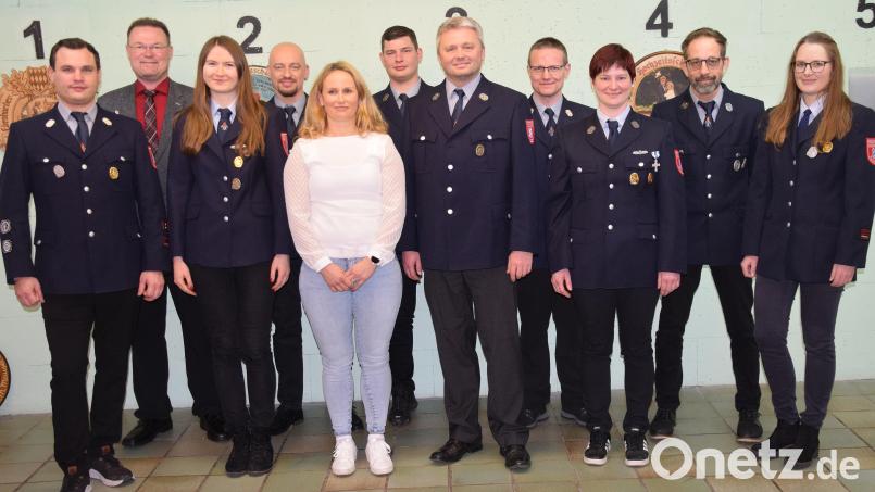 Die Feuerwehr Ransbach wählt einen neuen Vorstand. Vorsitzender bleibt Christoph Finn (links). Bürgermeister Florian Junkes (Zweiter von links links) gratuliert. Bild: bö