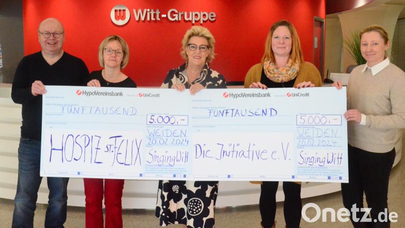 Zwei gemeinnützige Einrichtungen freuen sich über großzügige Spenden des Mitarbeiterchors der Witt-Gruppe &quot;Singing Witt&quot;. Bild: Kunz