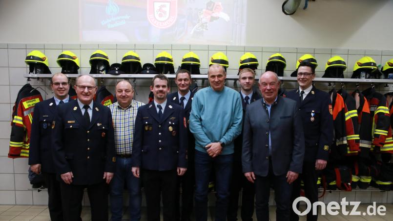 Jochen Jäger (Vierter von rechts) ist neuer Kassier der Feuerwehr Haselmühl. Dazu gratulieren (von links) Zweiter Kommandant Florian Schlegel, Ehrenkreisbrandinspektor Hubert Blödt, Hans Hartinger, Erster Kommandant Michael Reindl, Erster Vorsitzender Florian Könner, Zweiter Vorsitzender Fabian Schneck, Bürgermeister Roland Strehl und Kreisbrandinspektor Armin Daubenmerkl. Bild: egl