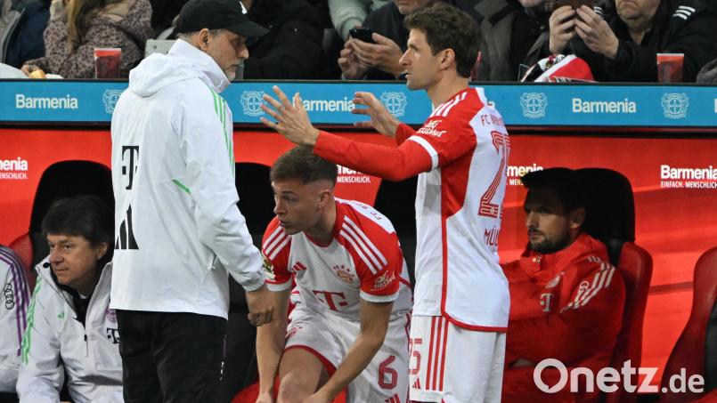 Ratlos in Leverkusen: Thomas Müller (r) diskutiert mit Trainer Thomas Tuchel. Bild: Federico Gambarini/dpa