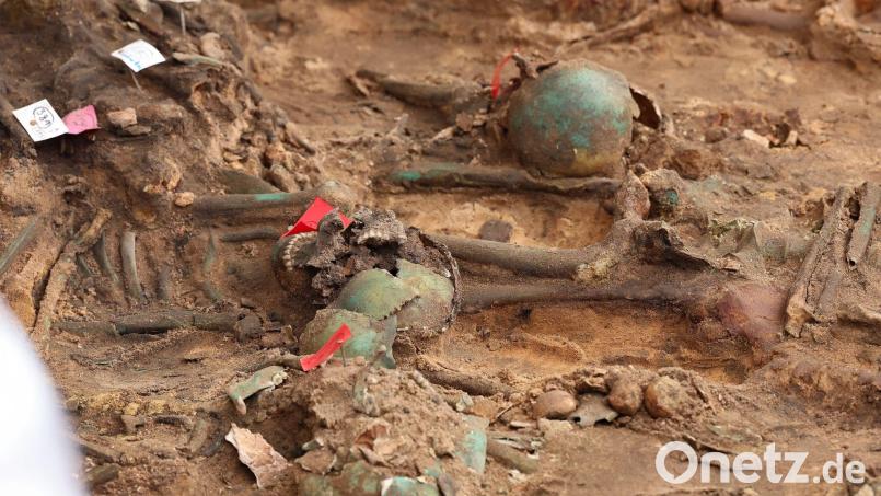 Menschliche Überreste liegen in einem der größten in Deutschland entdeckten Pestgräber. Die Skelette wurden bei Bauarbeiten auf der Baustelle für ein neues Altenheim entdeckt. Bild: Daniel Löb/dpa