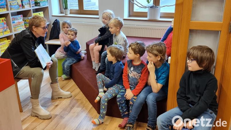 Vorlesezeit in der Kastler Bücherei mit Lesepatin Monika Breunig. Bild: dü