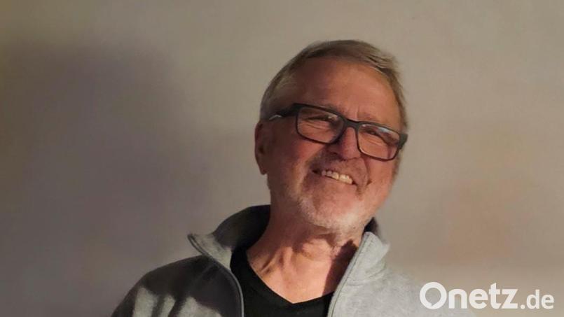 Der scheidende Vorsitzende Manfred Salcher erhielt eine Jacke mit Vereinslogo sowie ein Fotobuch. Bild: Verein Licht für Kinder/exb