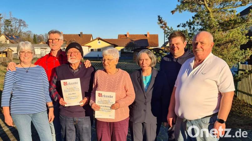 Der Hirschauer Wanderverein ehrt langjährige Mitglieder (von links): Schriftführerin Christa Kindzorra, Streckenwart Manfred Kindzorra, Franz Baier (25 Jahre), Waltraud Hausmann (10 Jahre), Schatzmeisterin Carmen Renner, Zweiter Vorsitzender Dominik Pentner und Erster Vorsitzender Christian Renner. Bild: u
