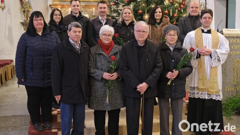 Pfarrer Georg Gierl (rechts) und Gemeindereferentin Kerstin Wallmeyer (links) gestalteten für die Ehejubilare eine Andacht, die zu Herzen ging. Bild: nm