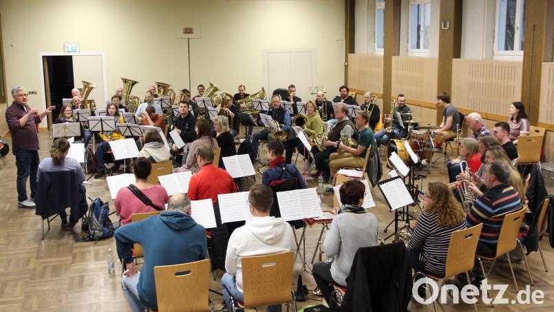 Von verschiedenen Kapellen aus der Oberpfalz kommen Teilnehmer zum Workshop. Darüber freuen sich Bezirksdirigent Anton Lottner (Links) und Organisator Joseph Ferstl, zugleich Schwandorfs Musikbund-Kreisvorsitzender. Bild: Joseph Ferstl/exb