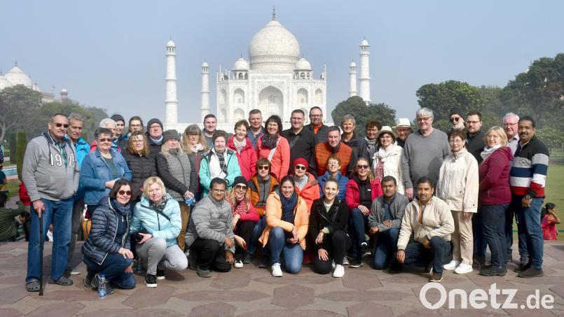 Die Reisegruppe vor dem weltberühmten Taj Mahal mit Organisator Pater Prince (vorne kniend, Zweiter von rechts) Bild: bk