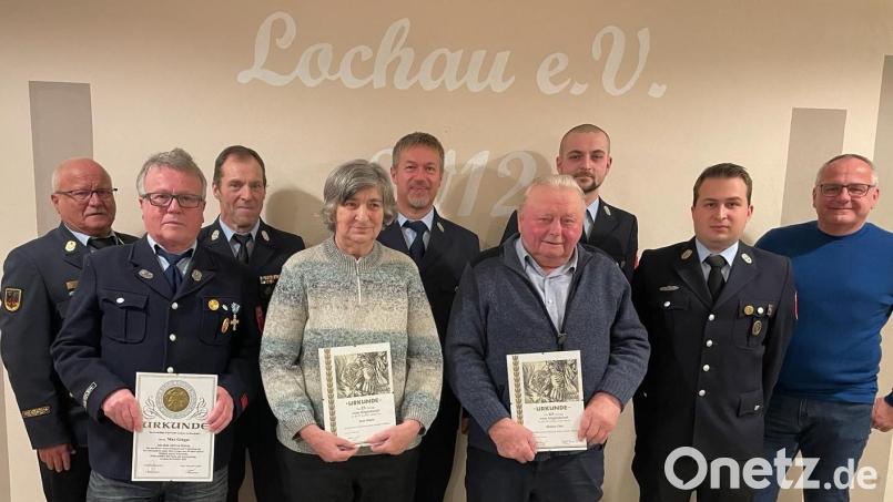 Die Feuerwehr ehrte langjährige Mitglieder: (von links) Kreisbrandinspektor Otto Braunreuther, Max Greger, Kreisbrandmeister Peter Prechtl, Maria Seitz, Zweiter Vorsitzender Tobias Würstl, Otto Malzer, Vorsitzender Alexander Heining, Kommandant Nico Spörl und Bürgermeister Hubert Kraus. Bild: Feuerwehr Lochau/exb