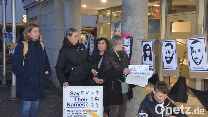 Das Oberpfälzer Bündnis für Toleranz und Menschenrechte Weiden/Neustadt erinnert am Montagabend in einer Mahnwache an die Terroropfer von Hanau. Bild: Kunz